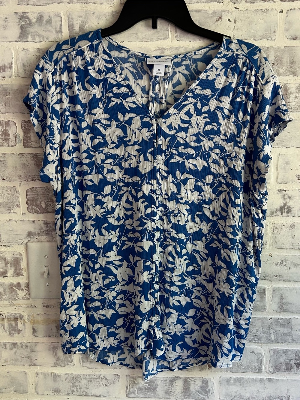 Liz Claiborne Womens XL floral v-neck short-sleeve blouse blue white cottagecore